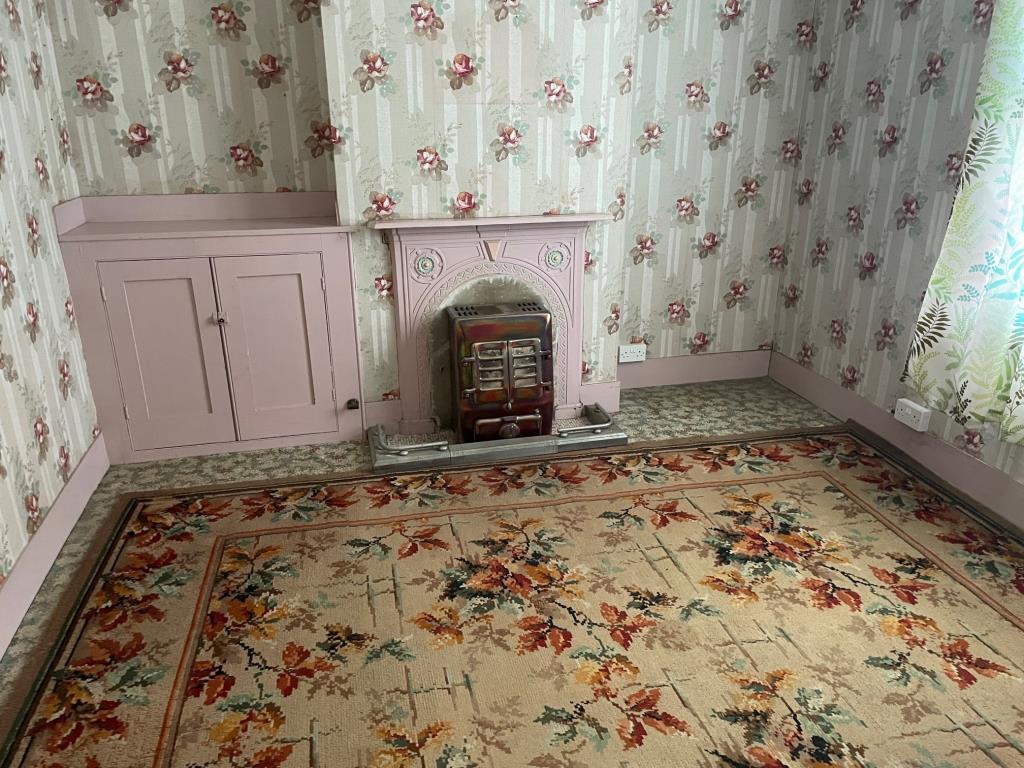 Lot: 11 - END-TERRACE HOUSE FOR IMPROVEMENT - 